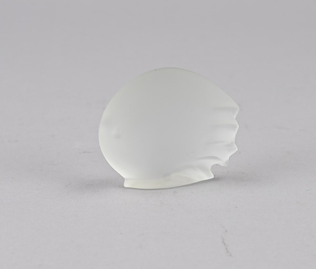 Leerdam sculpture, Moonfish: Satin-finished antique Leerdam glass sculpture of a moonfish. By Lucine Bloch. 1909 - 1999. Dimensions: 5.5 x 6.5 x 2 cm. In good condition.