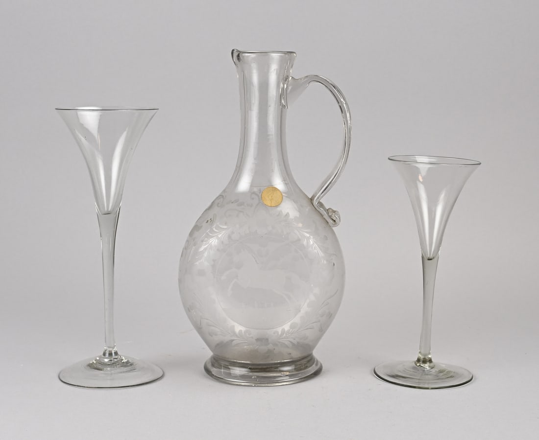 3 Parts of 18th-century glass: Three pieces of 18th-century glass. Including: a pitcher, a floral/leaping horse, and a pipe-stemmed glass. Dimensions: 17 x 26 cm. In good condition.