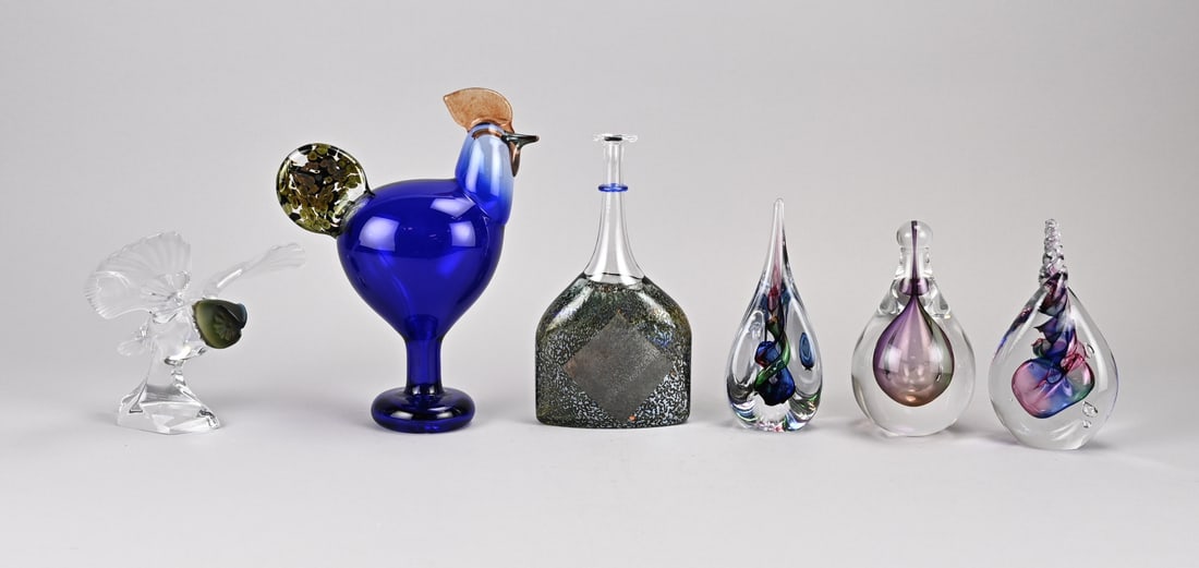 Lot of modern glassware (6x): Lot of six pieces of diverse modern glassware. Signatures include: Kosta Boda, Royal Leerdam, Taiytka, Royales de Champagne, 2x Adam Jablonski. Dimensions: 15 - 22 cm. In good condition.