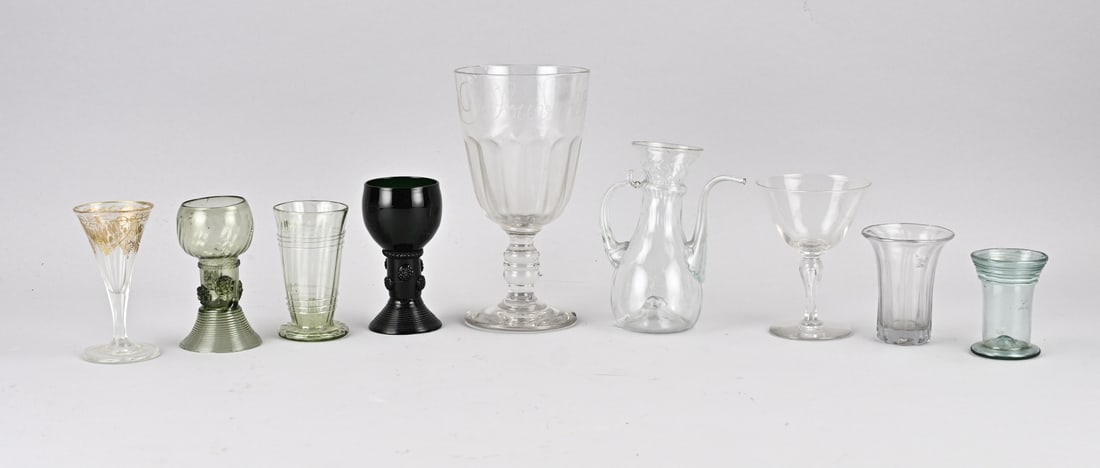 Lot of antique glass: Lot of various antique glasses. Quantity: 9 pieces. 18th - 19th - 20th Century. Roemers have one hairline crack + one instance of damage to the base rim. Dimensions: 7 - 20.3 cm. In fair/good conditio