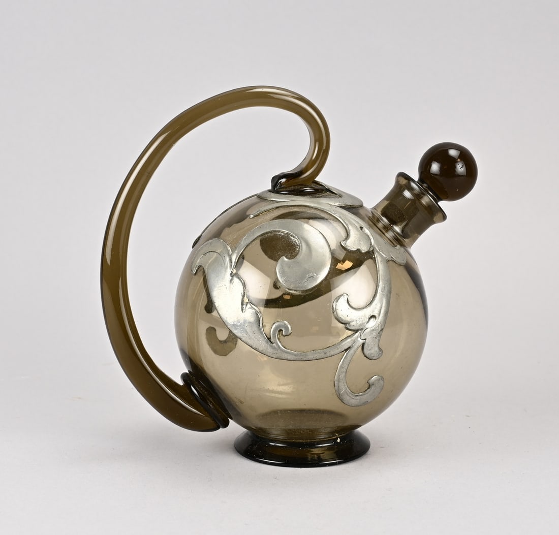 Art Nouveau carafe: Antique Art Nouveau glass decanter with pewter mount. Dimensions: 19 x 18 x 12 cm. In good condition.