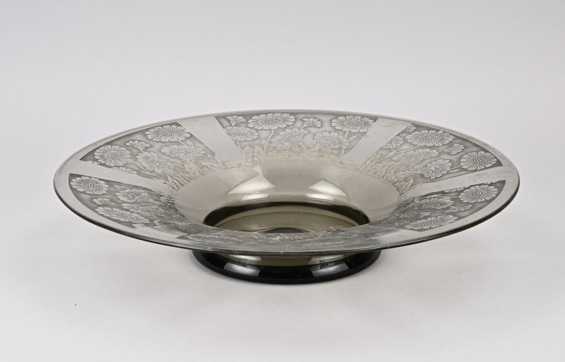 Glass bowl Ø 37 cm.: Antique Art Nouveau crystal glass bowl, with satin-finished and engraved floral decoration. Circa 1900. Dimensions: Ø 37 cm. In good condition.