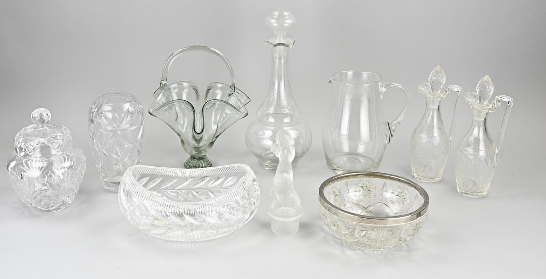Lot of various glass/crystalware: Lot of various old/antique glass/crystalware. Quantity: 10x. 19th - 20th Century. Dimensions: 10 - 31 cm. Minimal chips possible. In good condition.