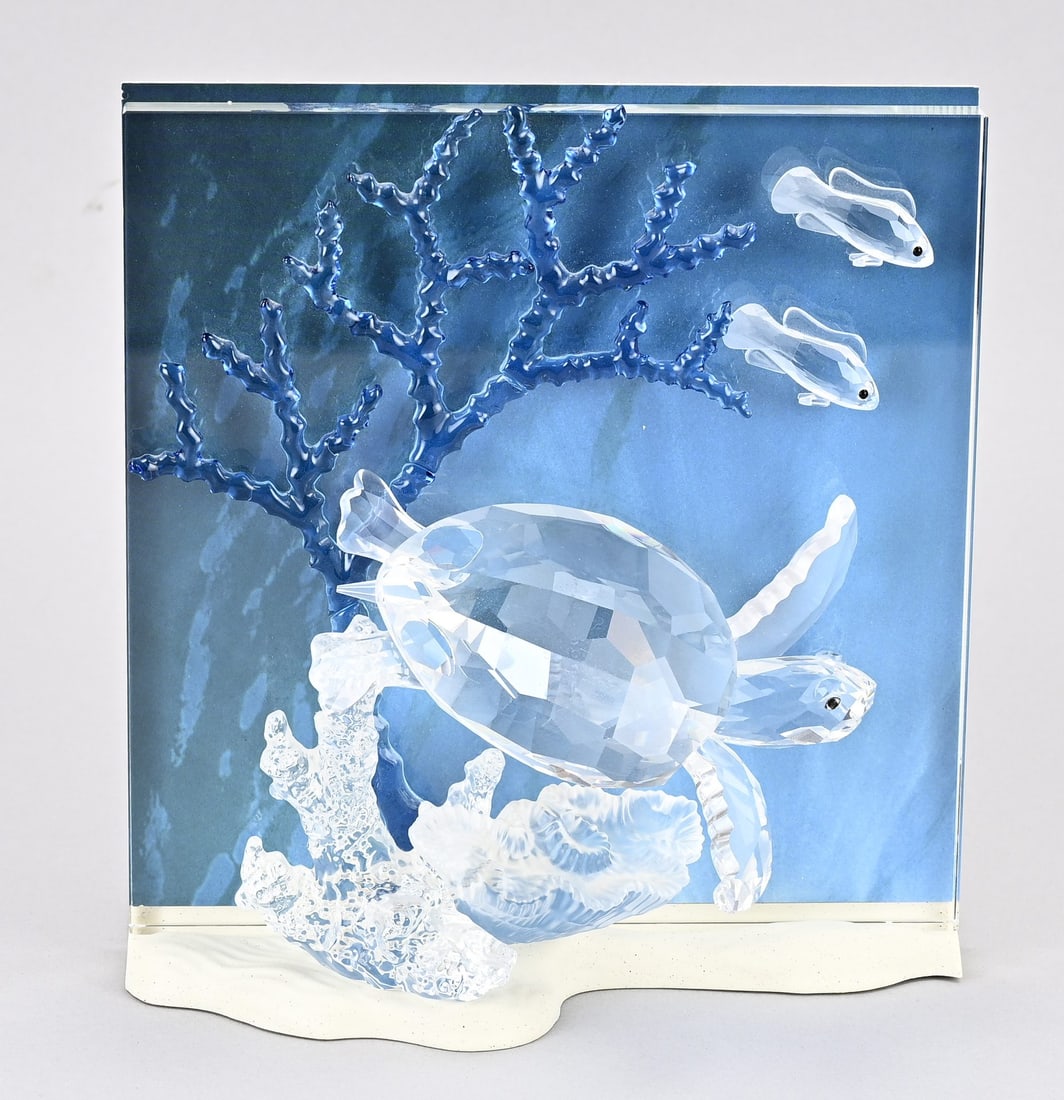 Swarovski annual piece: Swarovski Annual Piece 2006. Sea turtle with fish. Eternity from the Wonder of the Sea trilogy. Designed by Michael Slamey. Dimensions: 20 x 20 x 10 cm. With original box. In good condition.