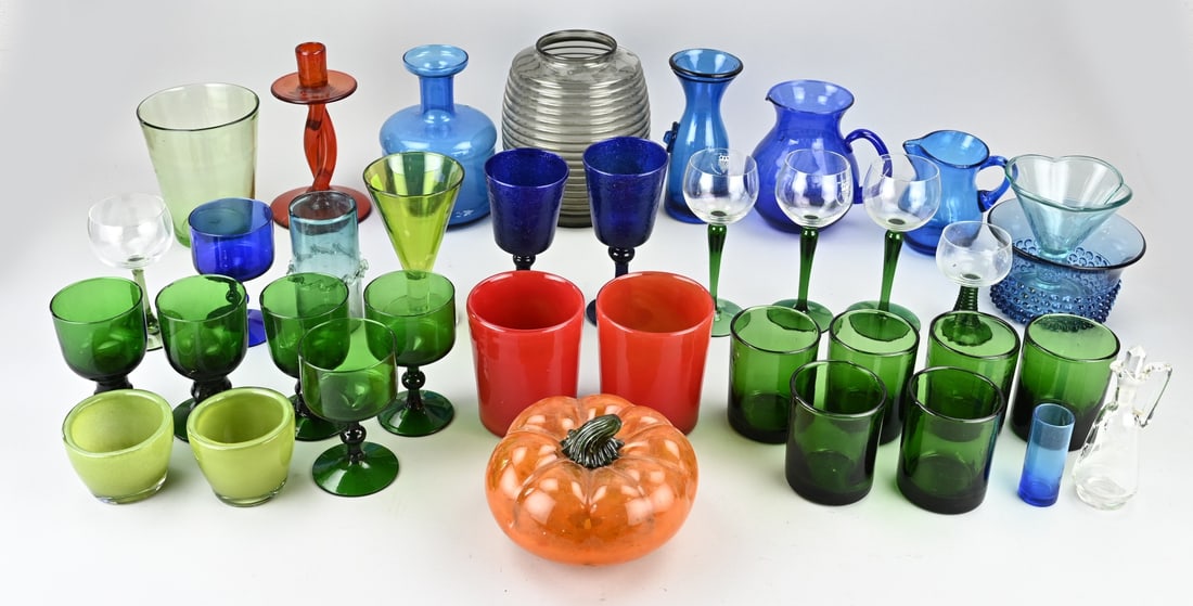 Box with various glassware: Box full of various interesting glassware, including: glasses, vases, small pitchers, etc. In good condition.