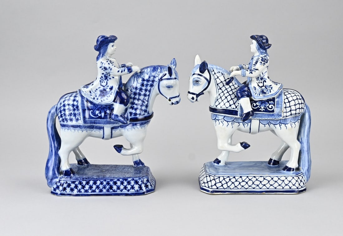 2x Antique Delft horse: Two large antique Delft faience horsemen. Dimensions: 27 x 24 x 9 cm. In good condition.