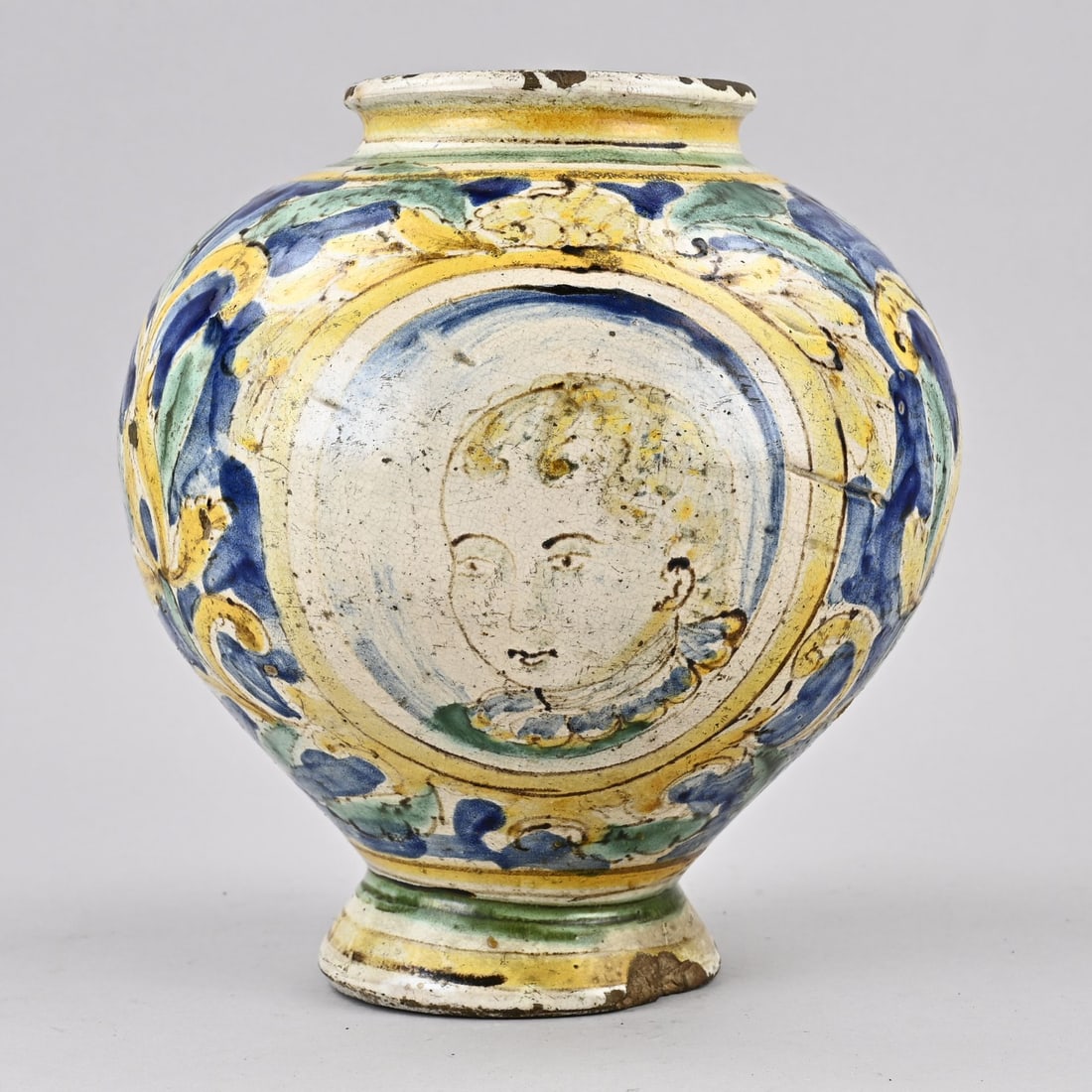 Albarello, H 26 cm.: 17th-century polychrome albarello apothecary jar with floral decoration. Dimensions: H 26 cm. In good condition.