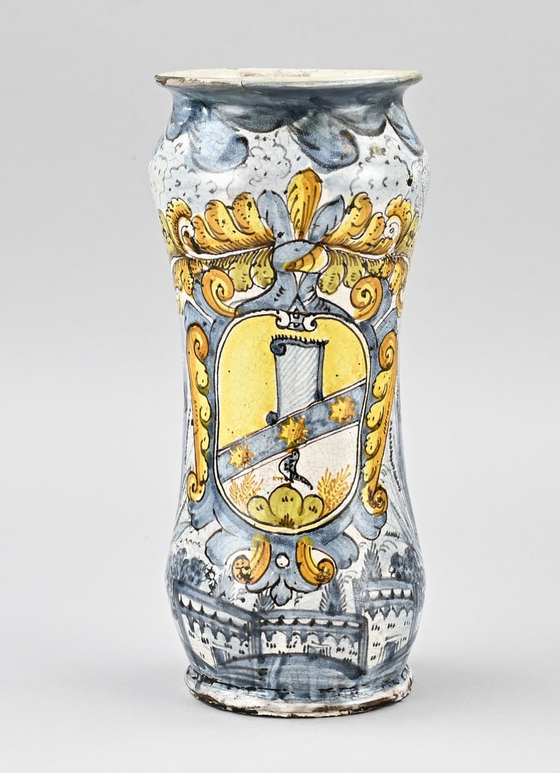 Antique albarello, H 25 cm.: 17th - 18th century majolica faience apothecary albarello pot with floral decoration. Dimensions: H 25 cm. In good condition.