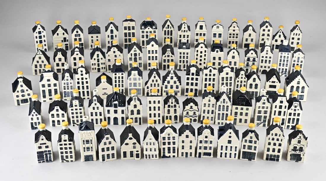 Collection of KLM houses: Large collection of approximately 90 porcelain KLM houses, Bols Liqueur. 20th Century. Dimensions: 7.5 to 12 cm high. In good condition.