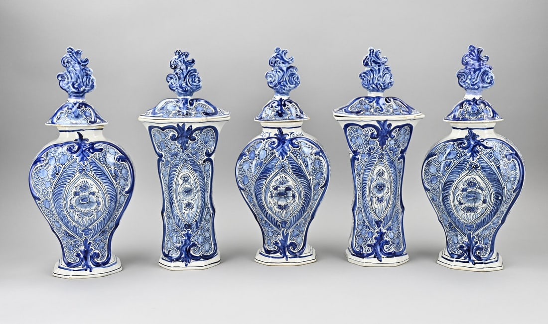 5-piece Delft cabinet set, H 37 - 39 cm.: Beautiful, antique, five-piece Delft faience cabinet set with lids. Dimensions: H 37 - 39 cm. In good condition.