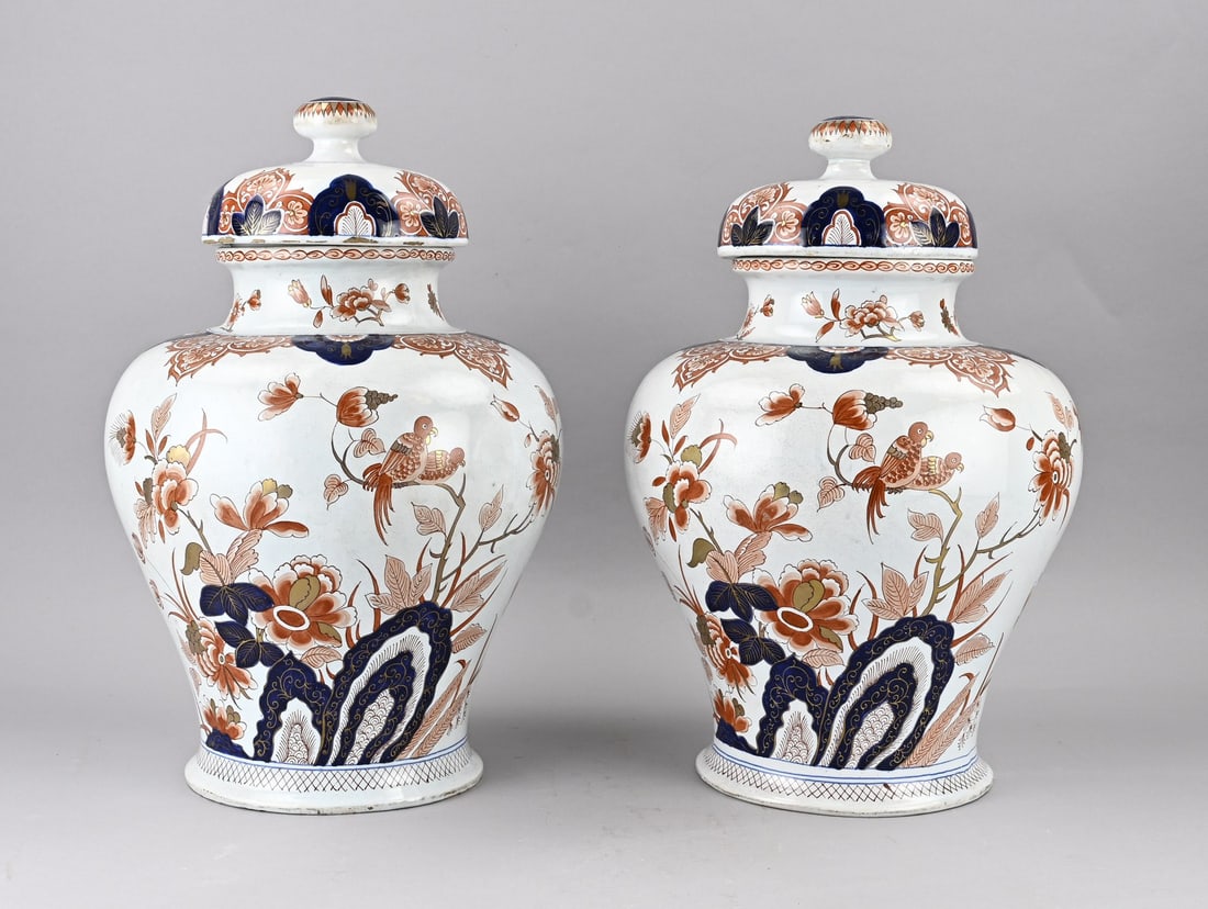 Set of Delft lidded vases: Two antique polychrome Delft, French, Doré lidded vases with chinoiserie decoration. Marked APK. Dimensions: H 42 cm. In good condition.