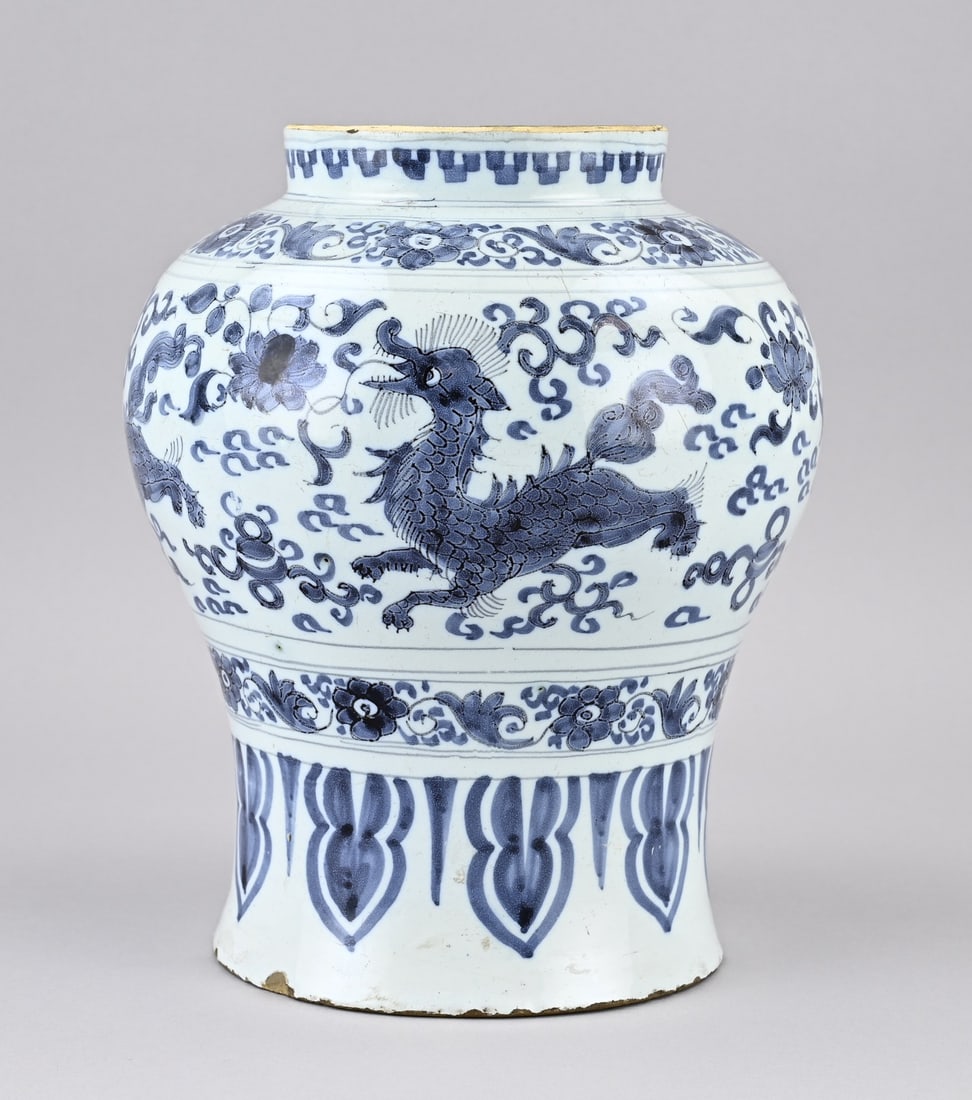 Delft vase, H 27 cm.: 17th - 18th Century Delft faience vase with chinoiserie decoration. Dimensions: H 27 cm. Possibly shortened. In good condition.