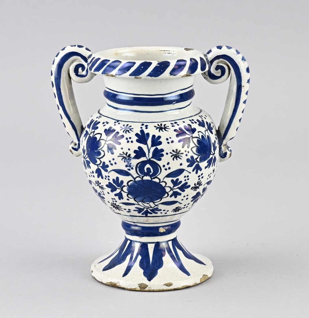 Delft vase, H 16 cm.: 18th-century Delft faience (handled) vase with floral decoration. Base mark. Dimensions: H 16 cm. In good condition.