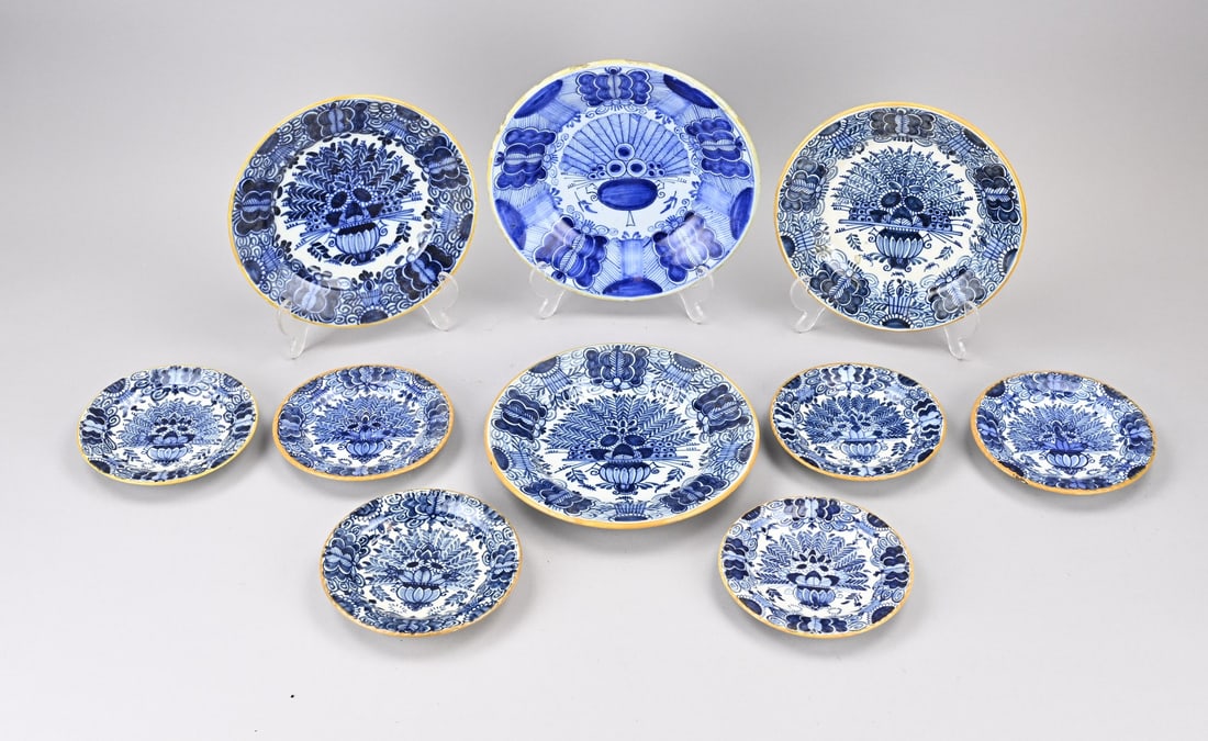 Lot Delft/Makkumer plates (10x): Lot of ten antique Dutch Delft/Makkum faience plates with peacock decoration. Dimensions: Ø 14.5 - 21 cm. In good condition.