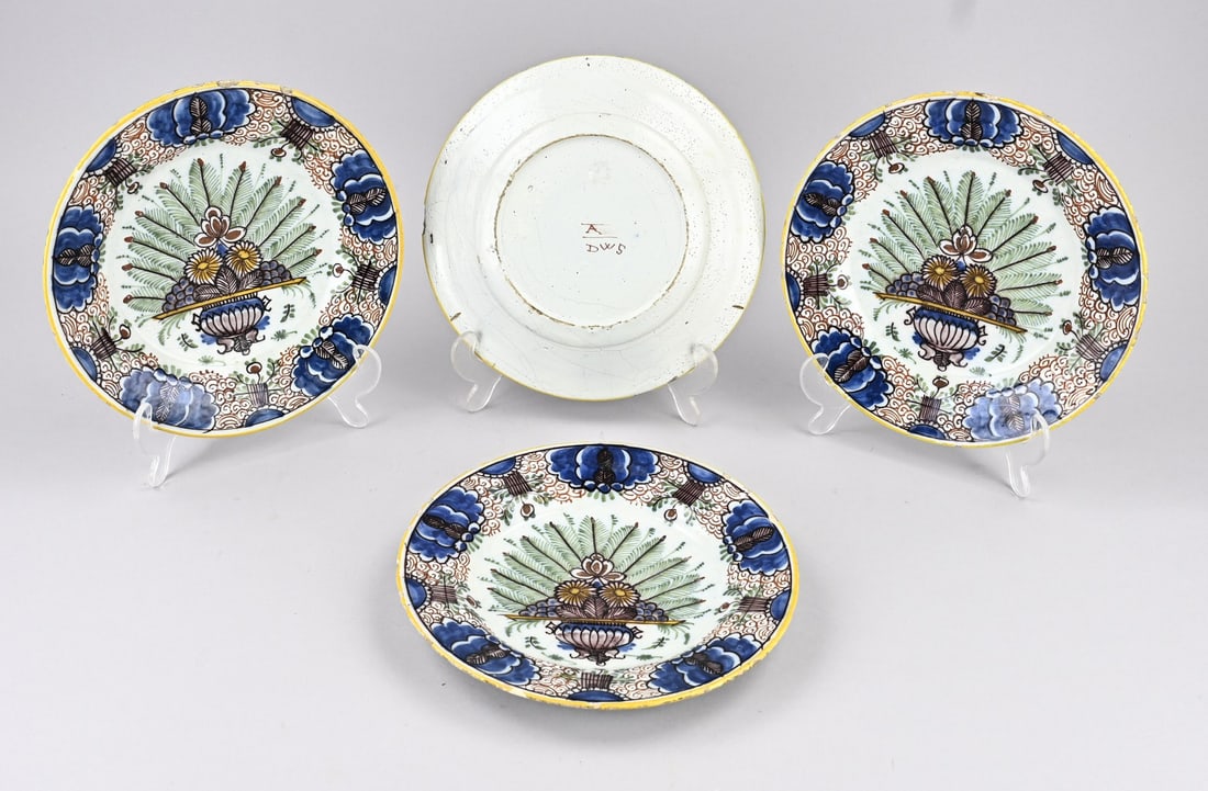 4x Delft plate Ø 22.7 cm.: Four 18th-century Delft polychrome plates with peacock decoration. Marked ADWS. Dimensions: Ø 22.7 cm. In good condition.