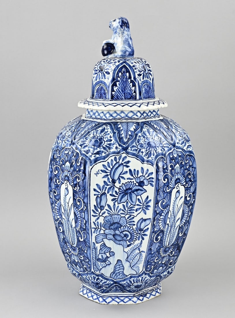Delft lidded pot, H 51 cm.: Antique Delft faience lidded jar with floral decoration + lion. Octagonal. Dimensions: H 51 cm. In good condition.
