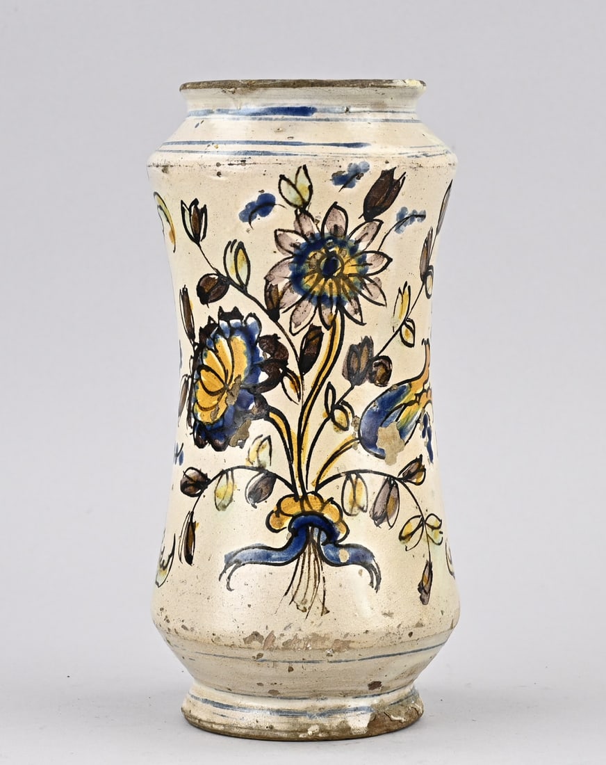 Albarello, H 23.5 cm.: 18th-century polychrome albarello apothecary jar with floral decoration. Dimensions: H 23.5 cm. In good condition.