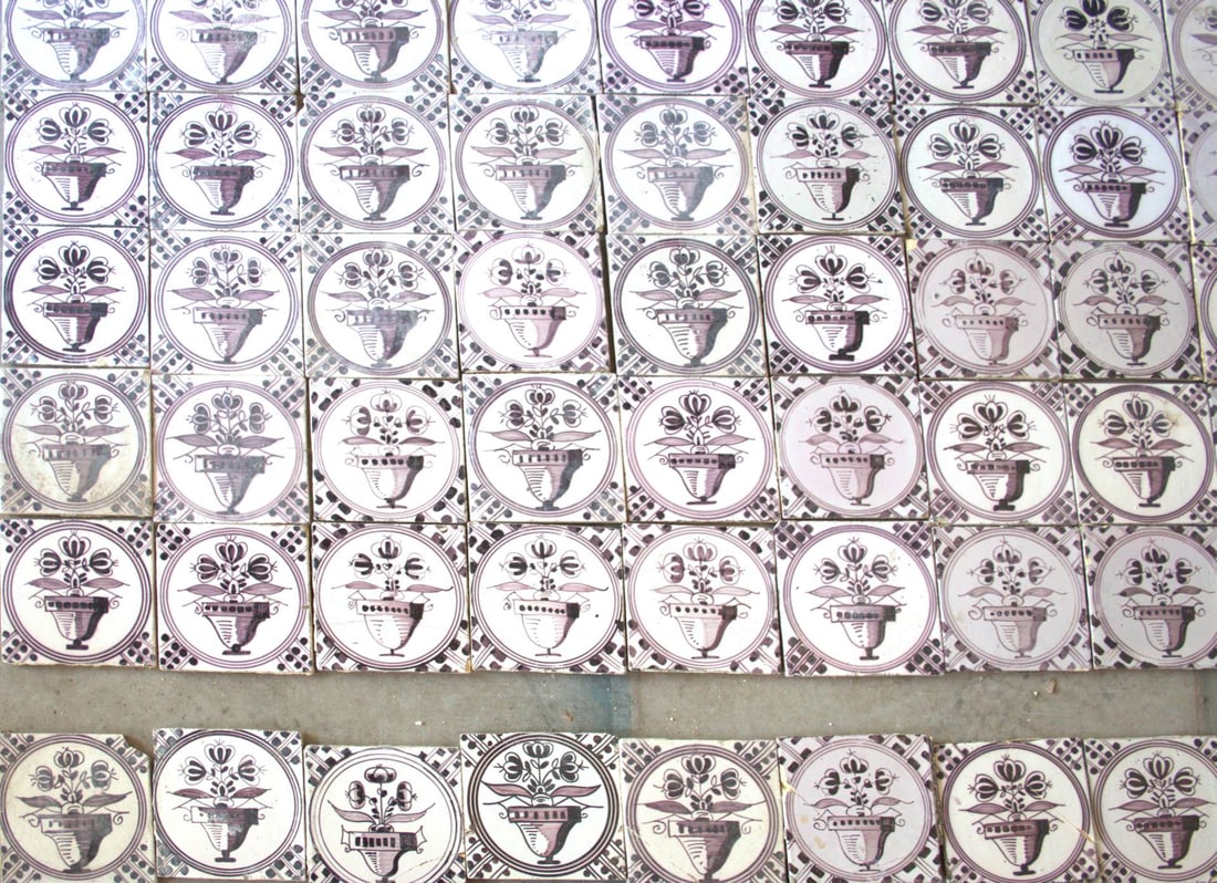 Lot of flower pot tiles (110x): Lot of 100 circular flowerpot tiles. Circa 1860. Color: manganese. Also ten extra tiles with damage. Dimensions: 13 x 13 cm. In good condition.