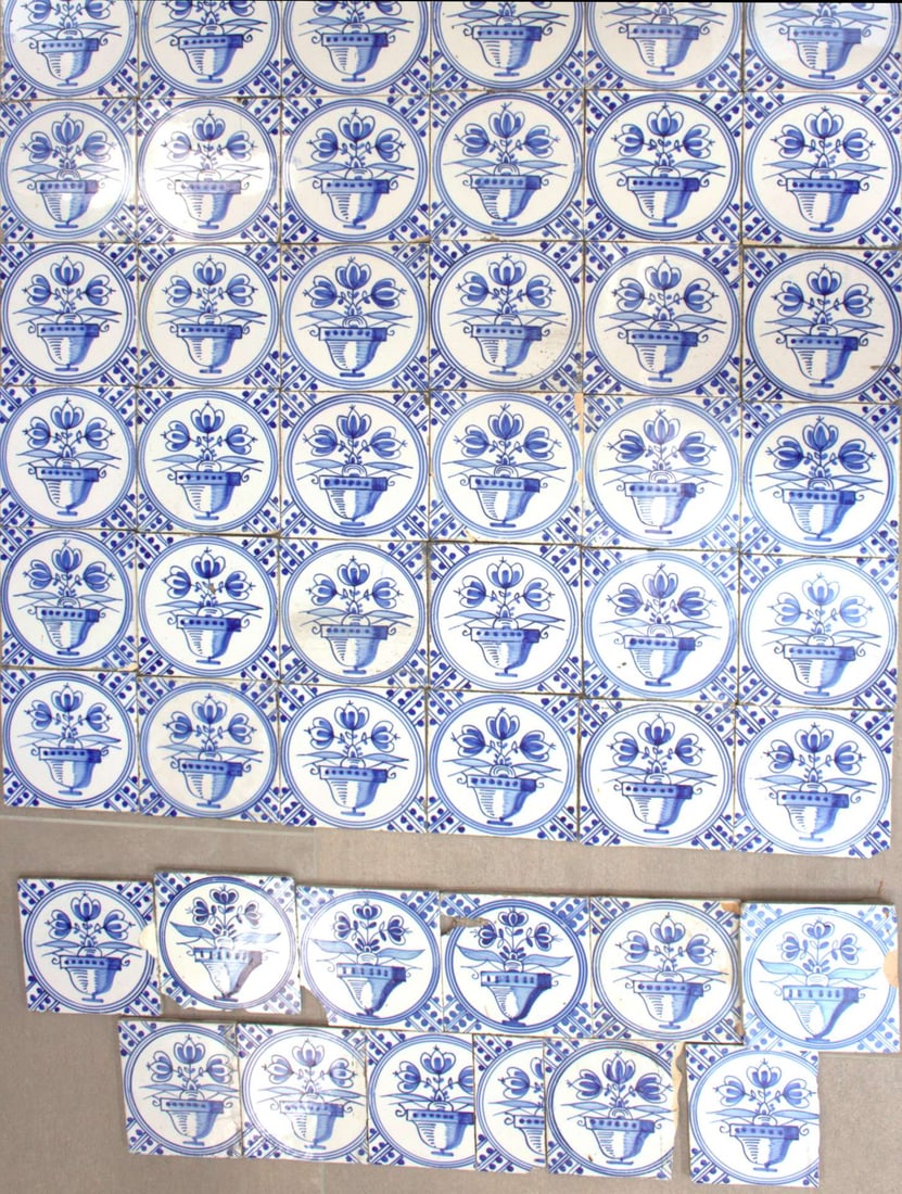 Lot of flowerpot tiles (42x): Lot of 42 intact 19th-century circular flowerpot tiles. Circa 1860. Also includes a few extra tiles that are damaged. Dimensions: 13 x 13 cm. In good condition.