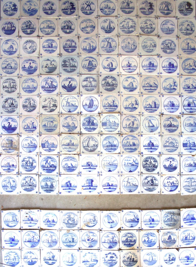 Lot of landscape tiles in circle (130x): Lot of 100 intact circular landscape tiles. 19th century. Color: blue. Also includes an extra 30 damaged tiles. Dimensions: 13 x 13 cm. In good condition.