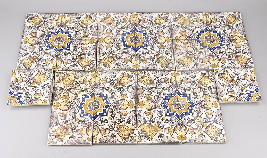 Lot of tulip tiles (21x): Lot of 21 antique Dutch polychrome faience tiles with tulip decoration. Dimensions: 13 x 13 cm. In good condition.