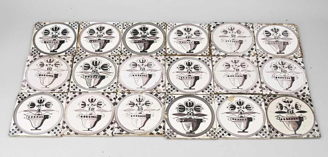 Lot of flowerpot tiles (18x): Lot of 18 Dutch manganese-colored flower vase tiles. 19th century. Dimensions: 13 x 13 cm. In good condition.