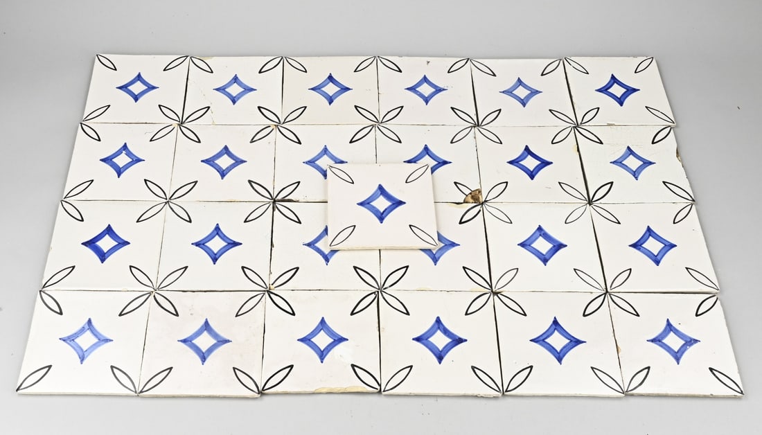 Lot of diamond-shaped tiles (25x): Lot of 25 antique tiles with diamond pattern. Some chips. Dimensions: 13 x 13 cm. In fair/good condition.