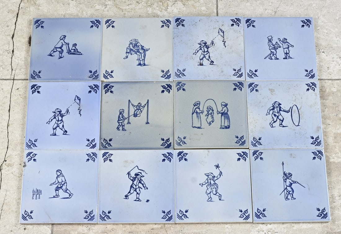 Lot of various tiles (65 x): Lot of 65 old/antique tiles with various scenes of children's games. First half of the 20th century. Dimensions: 13 x 13 cm. In good condition.
