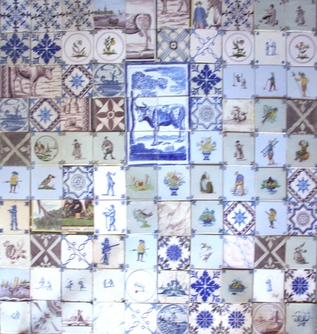 Lot of various tiles (100x): Large lot of 100 assorted tiles, a mix of everything. 19th and 20th century. With a tile panel of a cow in the center. All tiles measure 13 x 13 cm. In good condition.
