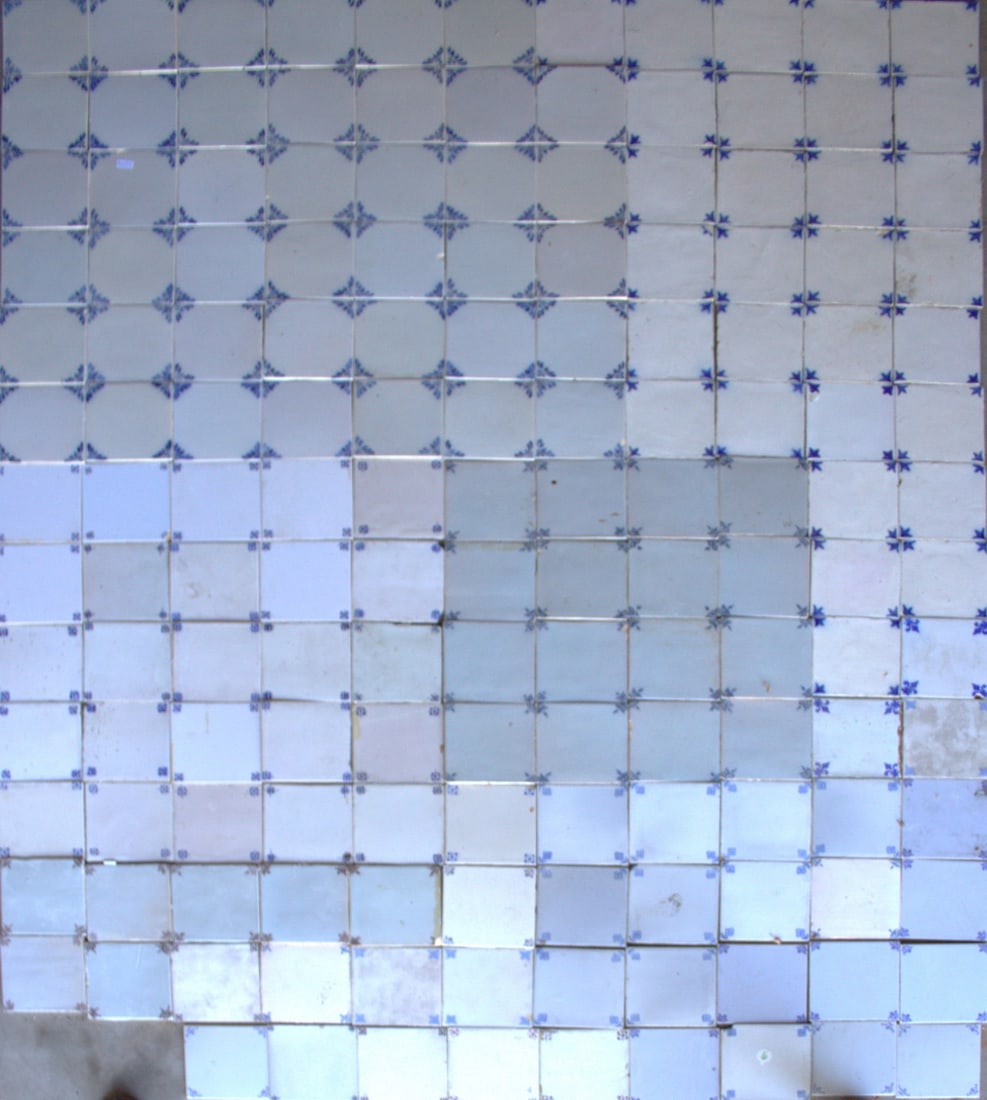 Lot of tiles (153x): Lot of approximately 153 blank tiles, with only corner motifs including the French lily. Color: manganese and blue. 19th - 20th Century. Dimensions: 13 x 13 cm. In good condition.