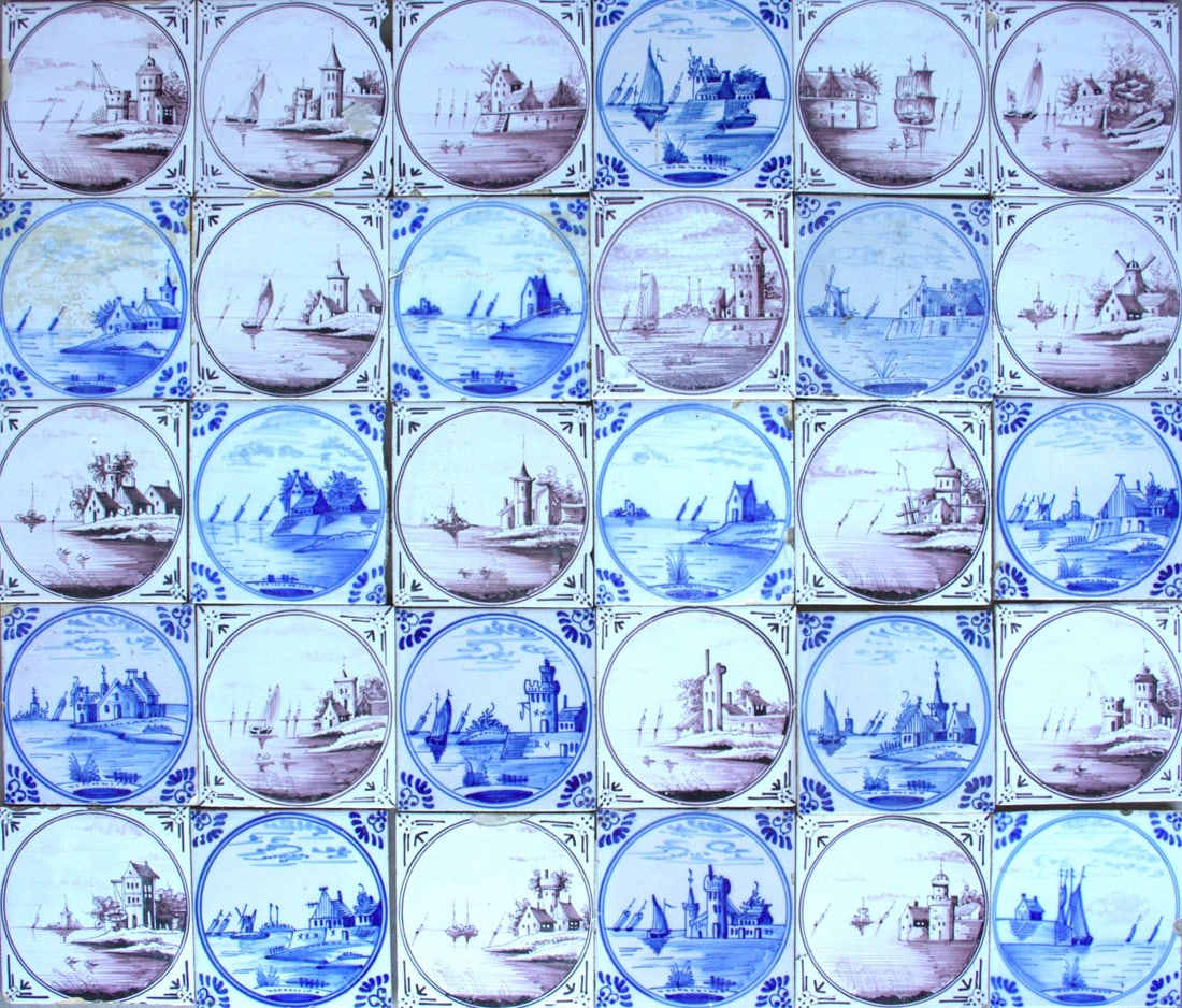 Lot of landscape tiles (30x): Lot of thirty antique tiles. Landscape in a circle. Color: blue + manganese. Circa 1900 - 1920. Dimensions: 13 x 13 cm. In good condition.