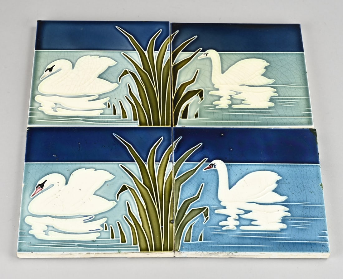 Lot of tiles (4x): Four antique majolica Art Nouveau tiles. Swan decoration. Germany. Boizenburger Wandplatten Fabrik. Circa 1900. Dimensions: 15.5 x 15.5 cm. In good condition.