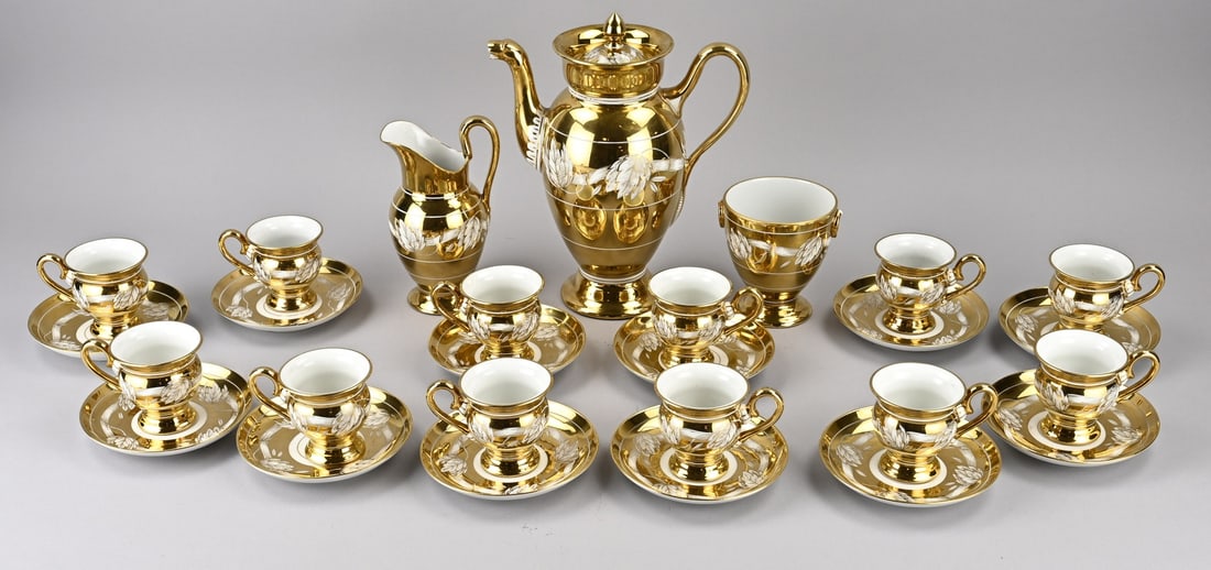 French tea set, La Feuilleraie: 19th-century gilded porcelain tea set. France. Consisting of: 12 cups and saucers, teapot, milk jug, sugar bowl. Titled "La Feuilleraie" on the bottom. Dimensions: 8 x 27 cm. In good condition.