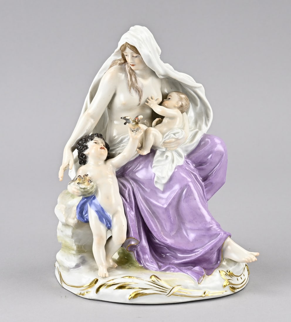 Meissen figure group: Antique German Meissen porcelain figure group from the Knauf period. Circa 1900. Mother feeding child + youth with bird's nest. Dimensions: 20.5 cm. In good condition.