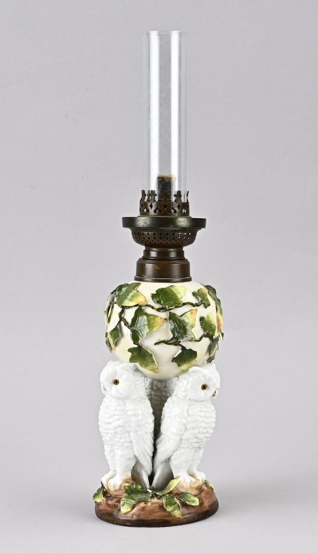 Antique kerosene lamp, H 39 cm.: Antique porcelain kerosene lamp with three owls and tendrils. Circa 1890. Germany? Some chips on the leaves. Dimensions: H 39 cm. In fair/good condition.