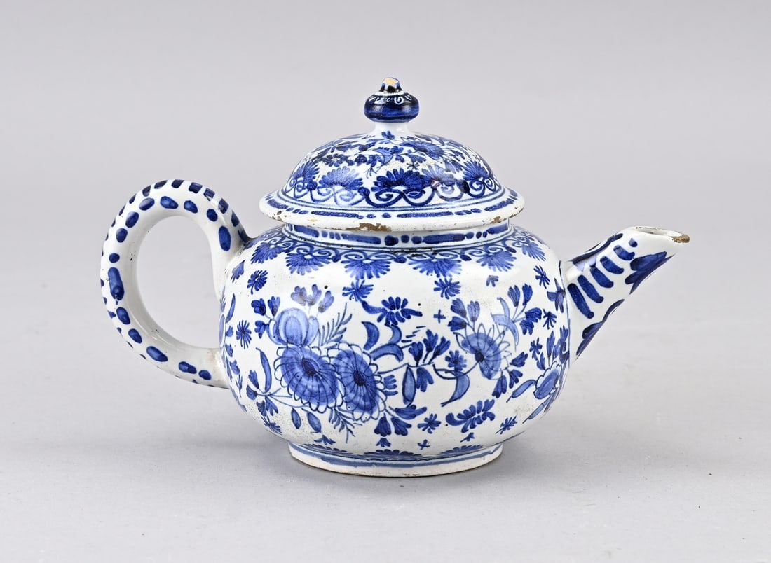 Delft teapot Ø 10 cm.: Rare 18th-century Delft faience teapot with base mark De Klaauw. Dimensions: 17 x Ø 10 cm. In good condition.