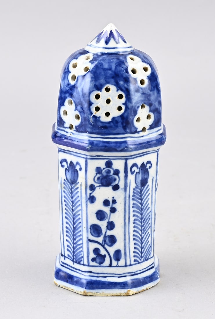 Delft shaker, 17 cm.: 18th-century Delft faience shaker with floral decoration. Dimensions: 17 cm. In good condition.