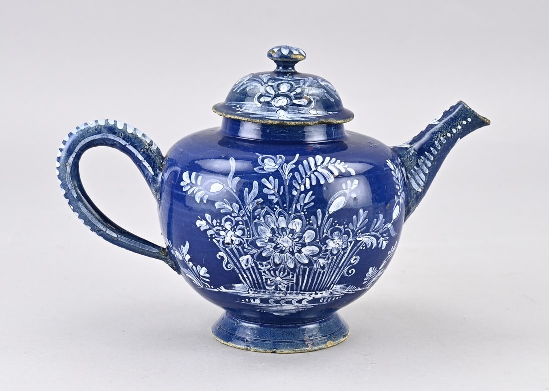 Teapot Ø 12 cm. (Delft?): 18th-century faience teapot with floral decoration. Delftware??. Dimensions: 15 x 21 x Ø 12 cm. In good condition.