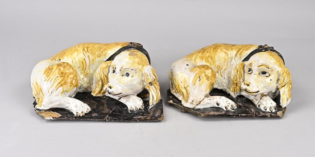 Pair of puppies, H 23 - 24 cm.: Two 18th-century polychrome faience dogs. France? England?. Dimensions: H 23 x 24 cm. Damaged. In reasonable condition.