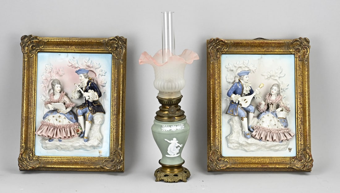 3 Pieces old/antique porcelain: Three pieces of old/antique porcelain. Including: 2x wall plaques with musical figures, Naples/Italy. 1x Antique biscuit porcelain oil lamp, circa 1900. Dimensions: 32 x 41 cm. In good condition.