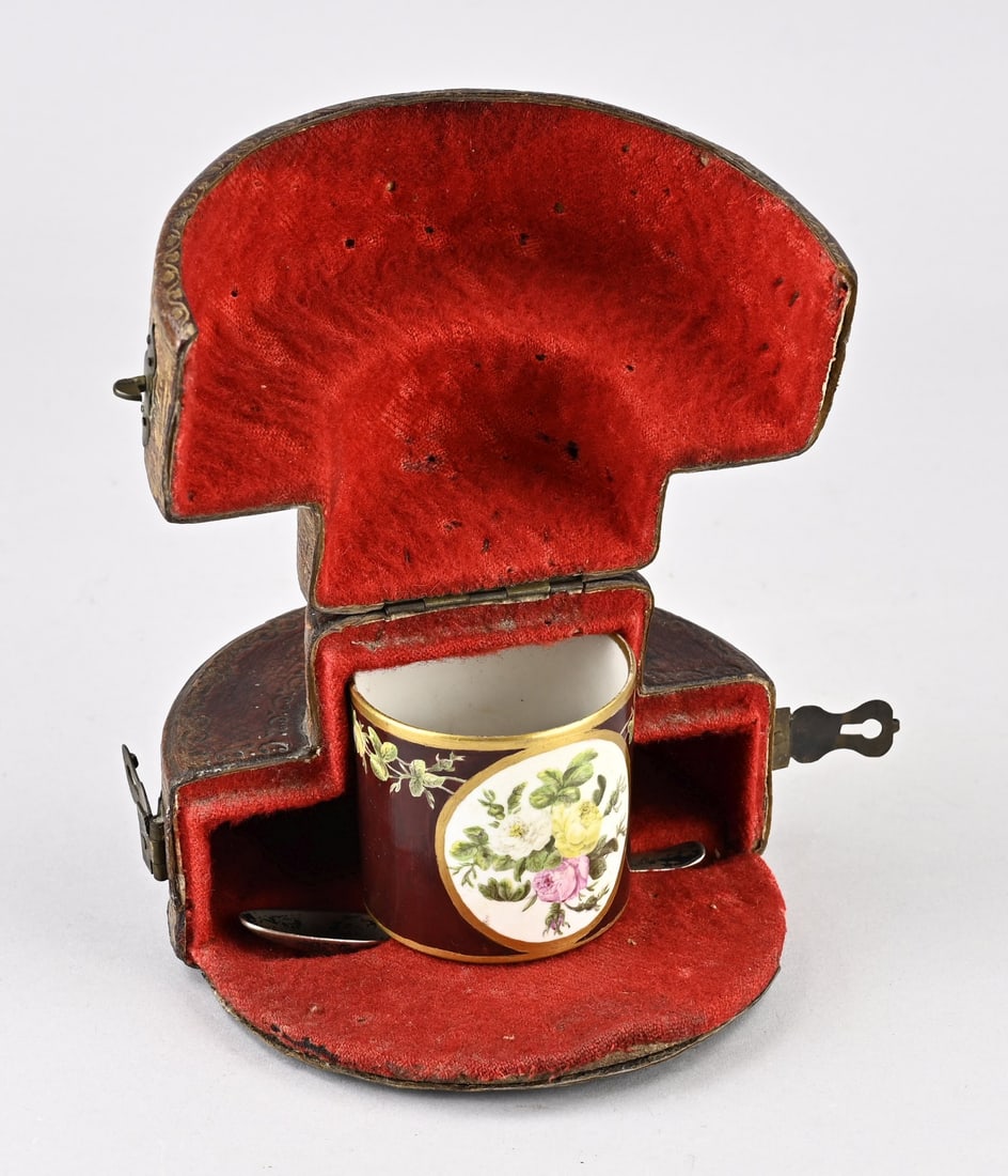 Teacup (in case): 19th-century, hand-painted porcelain teacup in a leather case, with a silver spoon and monogram. Noble possession? Dimensions: 9 x Ø 15.5 cm. One chip. In good condition.