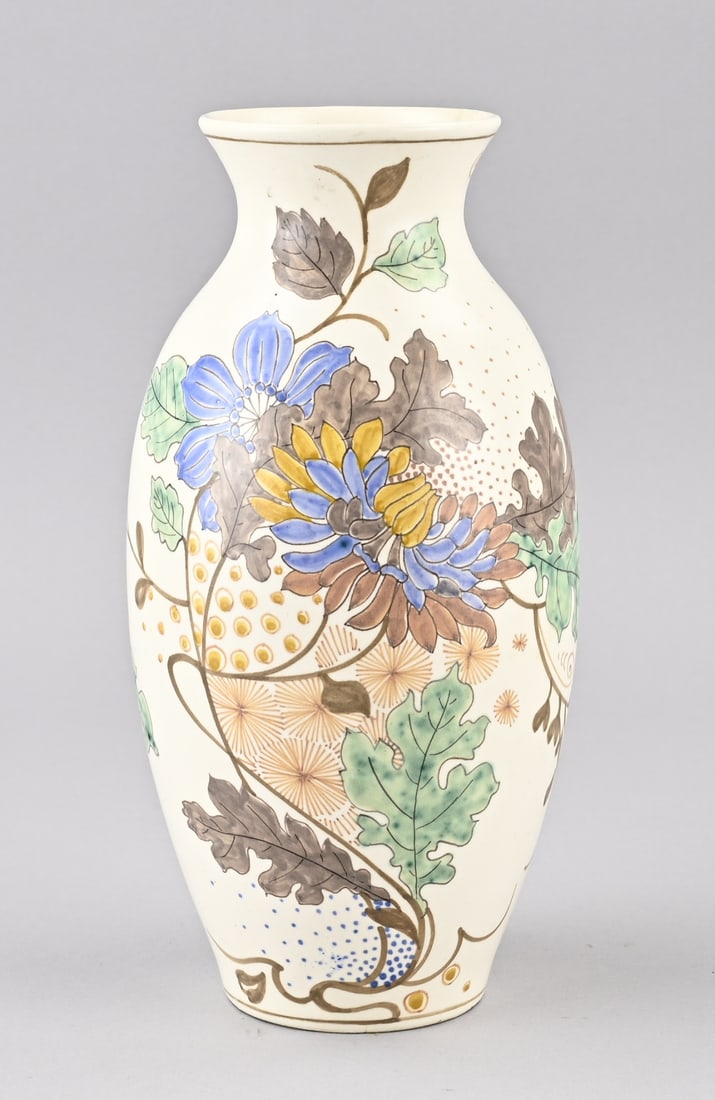 Gouda earthenware vase, H 24.3 cm.: Antique polychrome Gouda earthenware vase with floral decoration. Circa 1910. Dimensions: H 24.3 cm. Intact. In good condition.