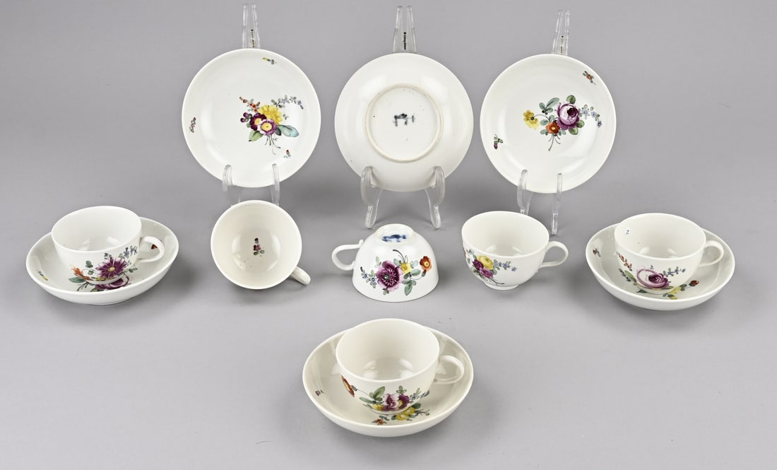 Lot of The Hague tableware, 1780: Antique Hague porcelain dinner service with various floral decorations. Circa 1780. Six cups and saucers marked with a stork with an eel in its beak. Dimensions: 6 x Ø 12 cm. In good condition.