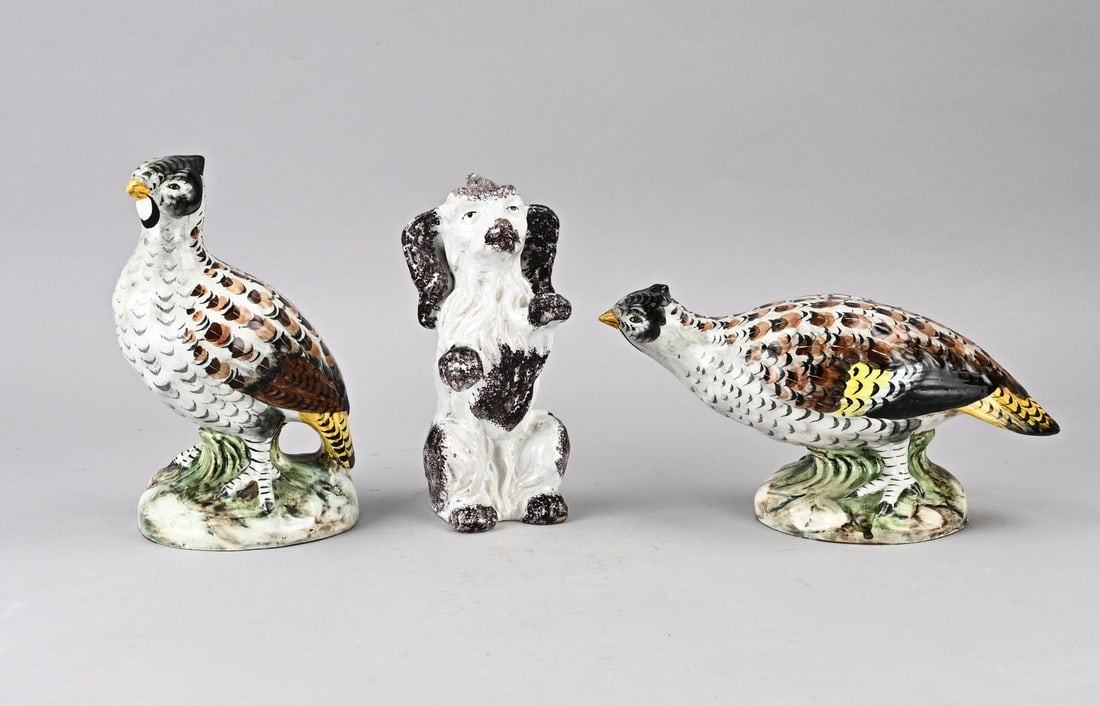 3x Figure (2x bird + dog): Two antique Italian polychrome majolica partridges + dog. Marked M. Circa 1900. Dimensions: 20 - 25 cm. In good condition.