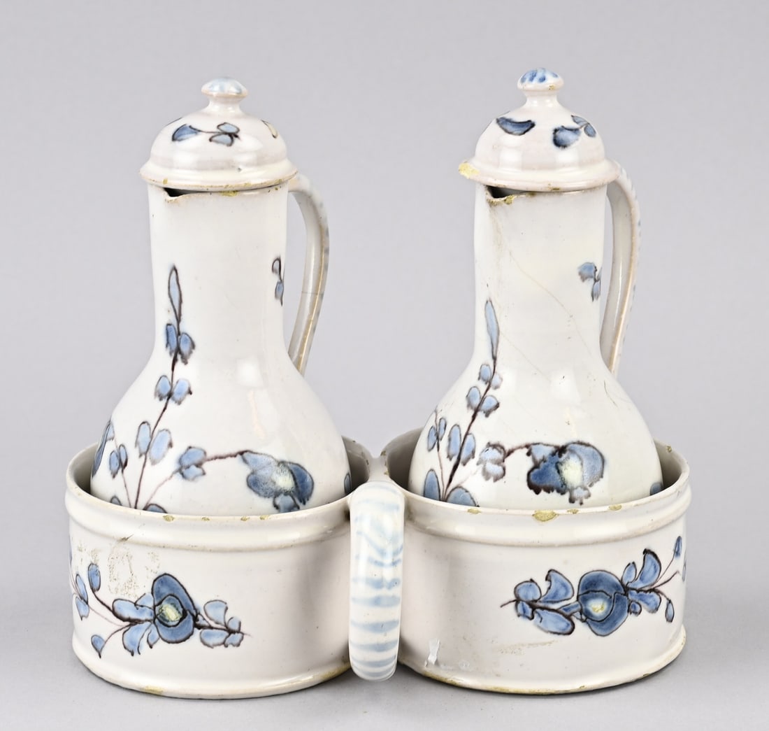 3-piece oil/vinegar set (France): Early 19th-century French oil and vinegar set. Three-piece. Floral decoration. Dimensions: 18 x 18 x 11 cm. In good condition.