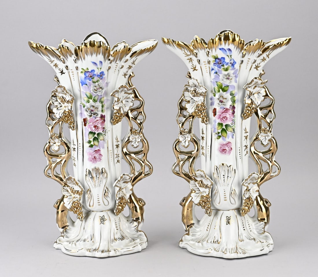 2x French decorative vase, H 38 cm.: Two 19th-century French porcelain decorative vases with floral/grapevine/gold decoration. Dimensions: H 38 cm. In good condition.