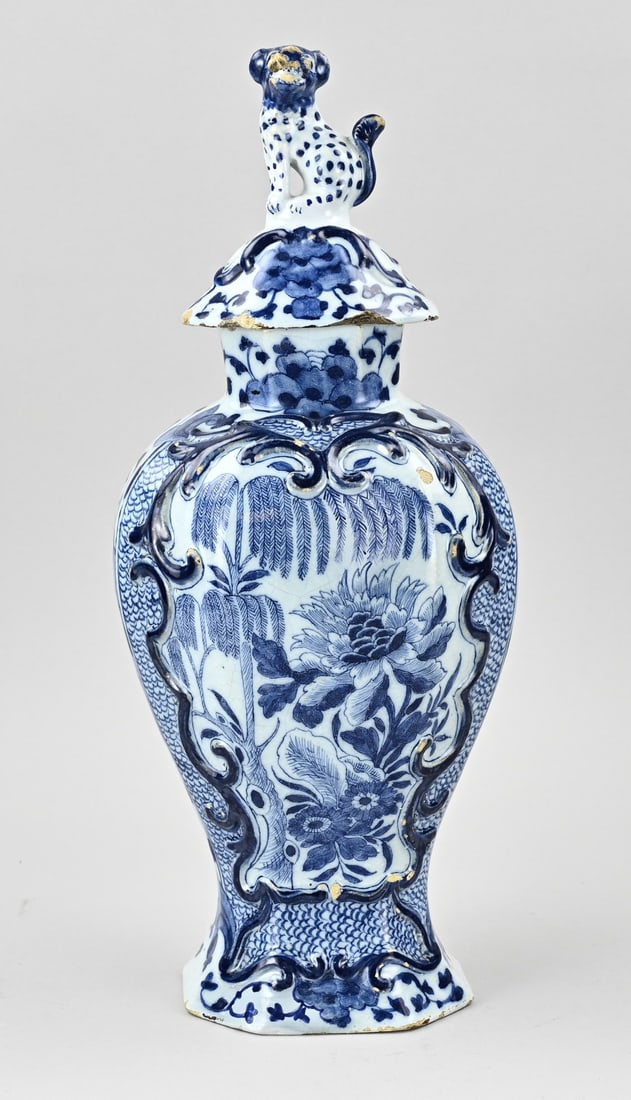 Delft vase, H 43 cm.: 18th-century Delft faience lidded vase with chinoiserie decoration. Marked LPK. Dimensions: H 43 cm. In good condition.