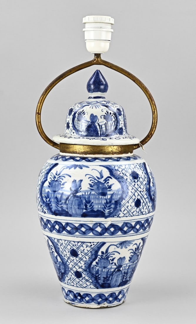 Delft vase lamp, H 45 cm.: 18th-century Delft lidded vase with chinoiserie decoration, converted into a vase lamp. Dimensions: H 45 cm. In good condition.