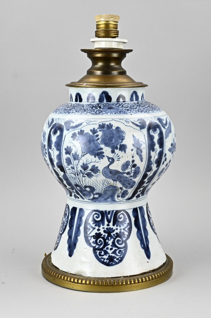 Early Delft vase lamp, H 43 cm.: Antique lamp base, made from an early 18th-century Delft faience vase with chinoiserie decoration. Dimensions: H 43 cm. In good condition.