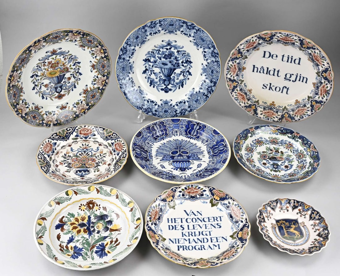 9x Makkumer plate Ø 20 - 34 cm.: 9x Various Dutch Makkum faience polychrome plates. 20th century. Dimensions: Ø 20 - 34 cm. In good condition.